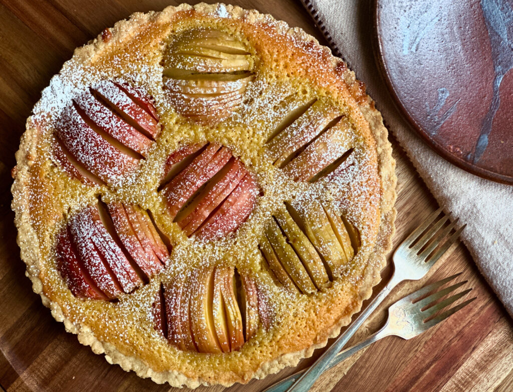 Round tart with thin-sliced honey-crisp apples